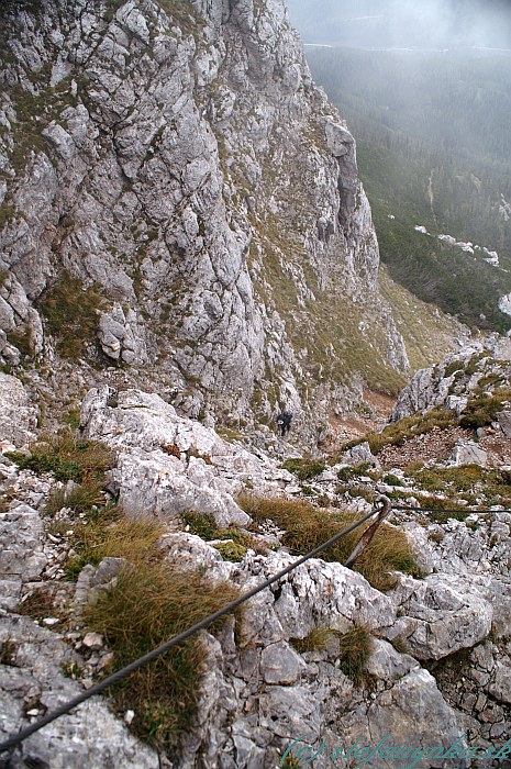 Reisstalersteig - pohľad z ferraty na nástup. Chlapík približne v strede obrázku je už nad nástupom, my sa blížime k rebríku