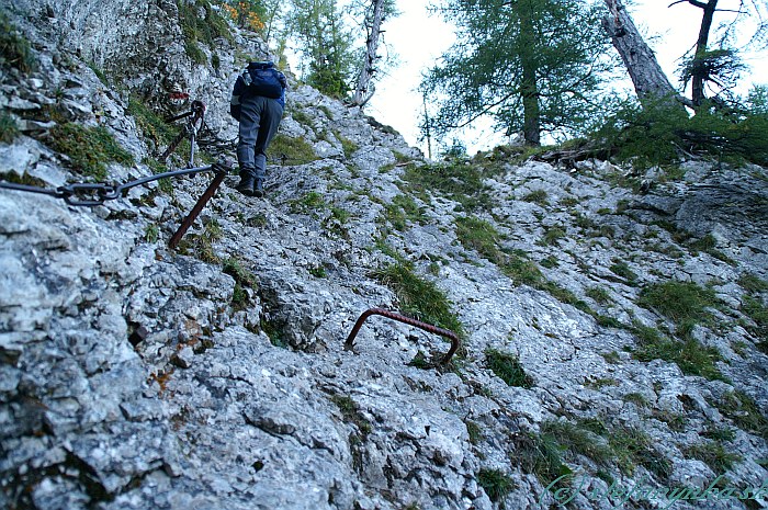 Barenlochsteig. Klettersteig Barenlochsteig - po úvodnej rovinke (mierne exponovaná, zaistená lanom) nasledoval výstup na plošinu. Zaistené lanom, sem-tam nejaká kramla.