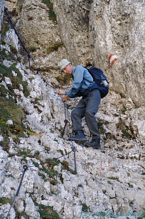 Gamsecksteig. Dvojitý rebrík a zostup po skalnej stene v klettersteigu Gamsecksteig.
