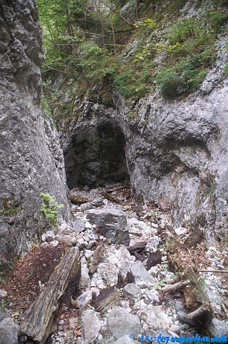 Weichtalklamm - chodník medzi skaly