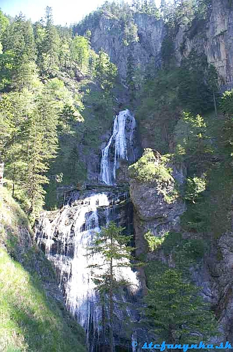 Wasserlochklamm - horný vodopád. Tam kdesi hore vyteká potok z diery