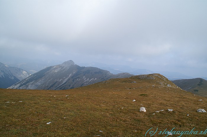 Chrbát k Kleine Mitterbergwand. Ten kopček vľavo od stredu je Klein Mitterbergwand. Vedie naň zaujímavá vrcholová cesta. Žiaľ, na tom kopci končí. Dolina vľavo pod ním je Kleinbodengraben
