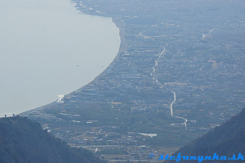 Amoudara. Tá riečka vľavo je Almiros, kúsok od nej napravo je malý potok (Gazanos) a pred ním je Dessole Dolphin Bay