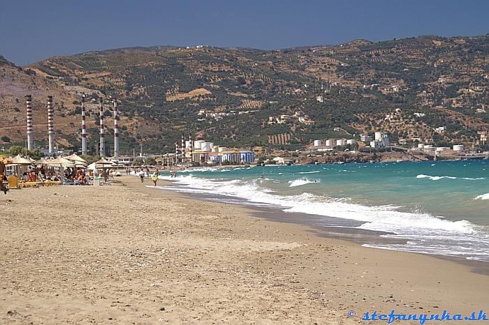 Pláž Amoudara - pohľad k známej elektrárni