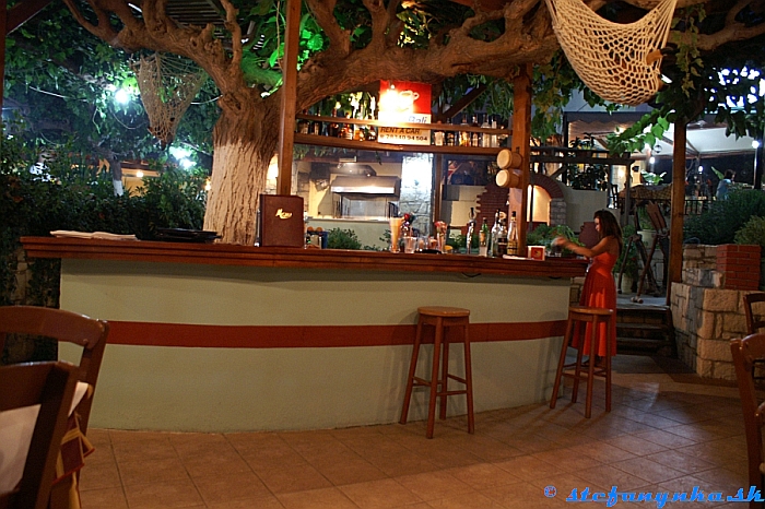 Taverna s grilom na Bali (tuším Kima alebo tak nejak). Obsluhovala slovenka z Partizánskeho. Jedlo bolo najchutnejšie, aké sme počas dovolenky v tavernách mali 