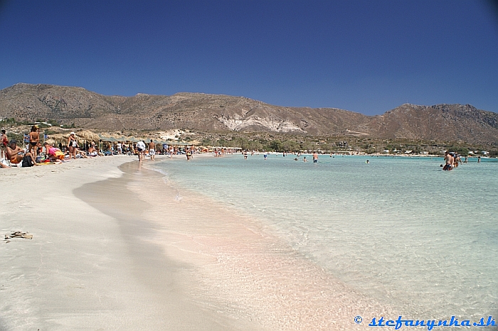 Elafonissi - modrá voda, ružový piesok. Poľná cesta z Paleochory vedie cez sedlo v pravej časti fotky