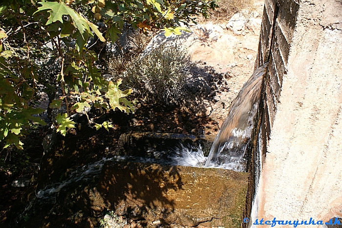 Nádrž s vodou. Približne v strede rokliny Deads gorge sa nachádzala nádrž s vodou. Vodu privádzala tučná čierna hadica. Z nádrže vytekala otvorom dolu do potoka, kde sa ihneď záhadne strácala