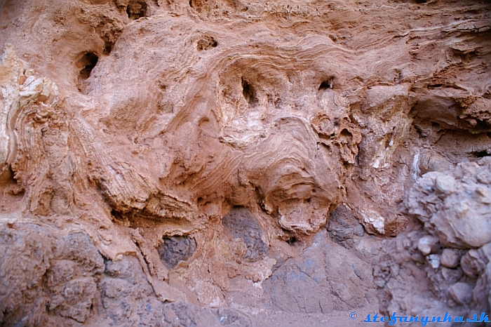 Zaujímavé skaly pri odbočke na Azokeramos. 