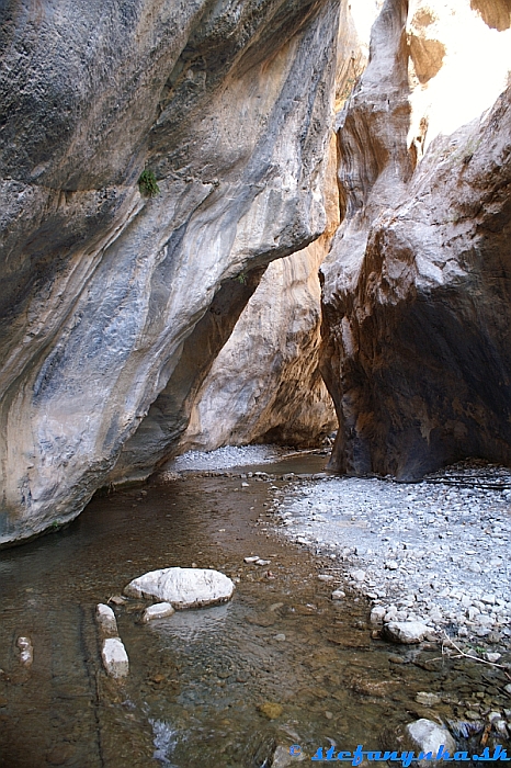 Roklina Sarakina bola nádherná, na skalách boli vidieť rôzne značky, kedy až kam siahala voda