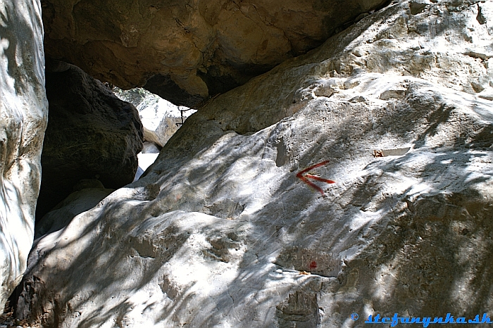 Vysekané stupy po šmykľavom kameni v Sarakina gorge viedli do skalného okna