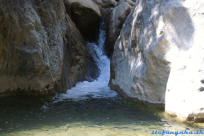 Sarakina gorge, Kréta - tieň, chladná voda. Tu by sa perfektne chladilo pivo