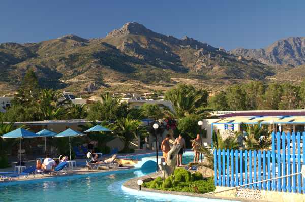 Hotel Blue Sky and Sea, Ierapetra, Kréta, Grécko. Pohľad na bazén pri mori