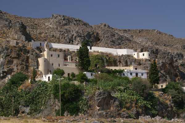 Kláštor Moni Kapsa, Kréta. Vľavo od kláštora je turistický chodník v rokline