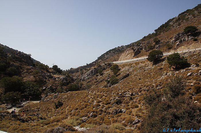 Roklina Imbros - vľavo dole vstup. Vpravo cesta do Hora Sfakionu