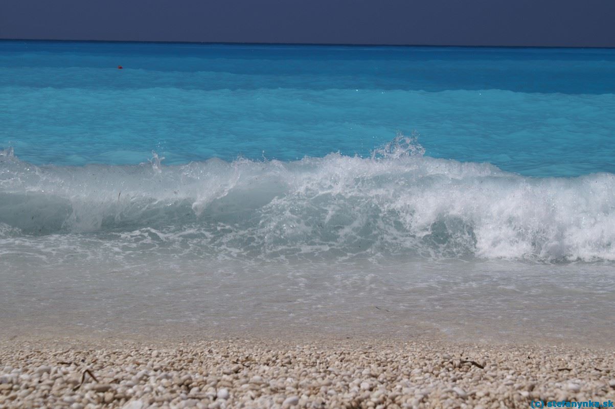 Myrtos, Kefalónia. Pláž Myrtos na Kefalónii. Farba vody je autentická, obloha je polarizovaná. 