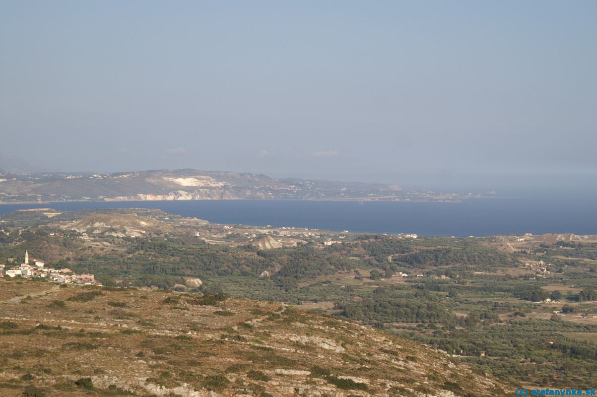 Približne v strede fotky sa nachádza hotel Kefalonia palace. Za zálivom na ľavej strane leží hlavné mesto Argostoli, na výbežku vpravo od bielej škvrny (lom) je letisko