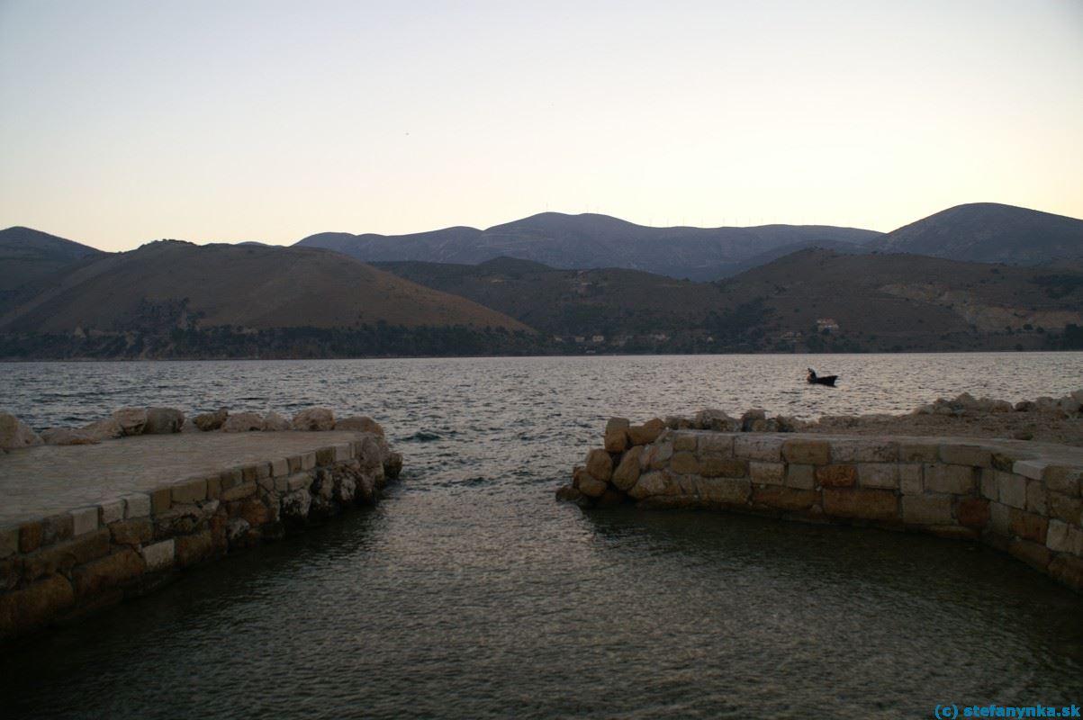 Katavothres, Kefalónia. Morské mlyny Katavothres na výbežku pri hlavnom meste ostrova Argostoli (fotené skoro ráno)