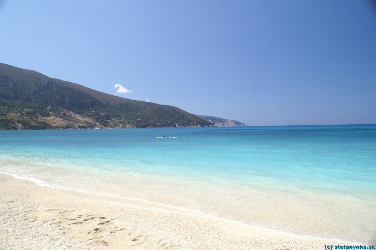 Kefalónia. Pláž Agia Kyriakis. Jemné kamienky, príjemnejšie ako na Myrtose. Farba, vôňa a chuť mora boli rovnaké.