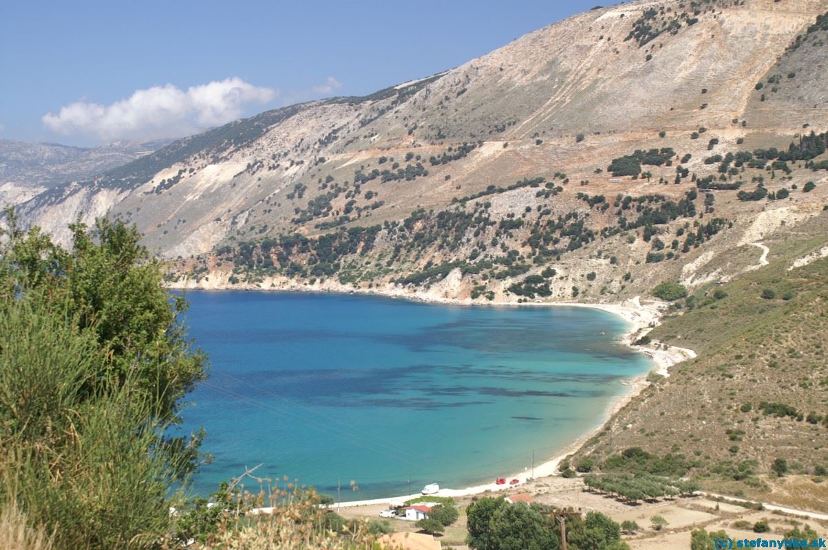 Kefalónia. Pohľad na pláž Agia Kyriakis od dediny Zola. Približne v strede protiľahlého kopca vedie cesta na Myrtos (aj na Assos a do Fiskarda)