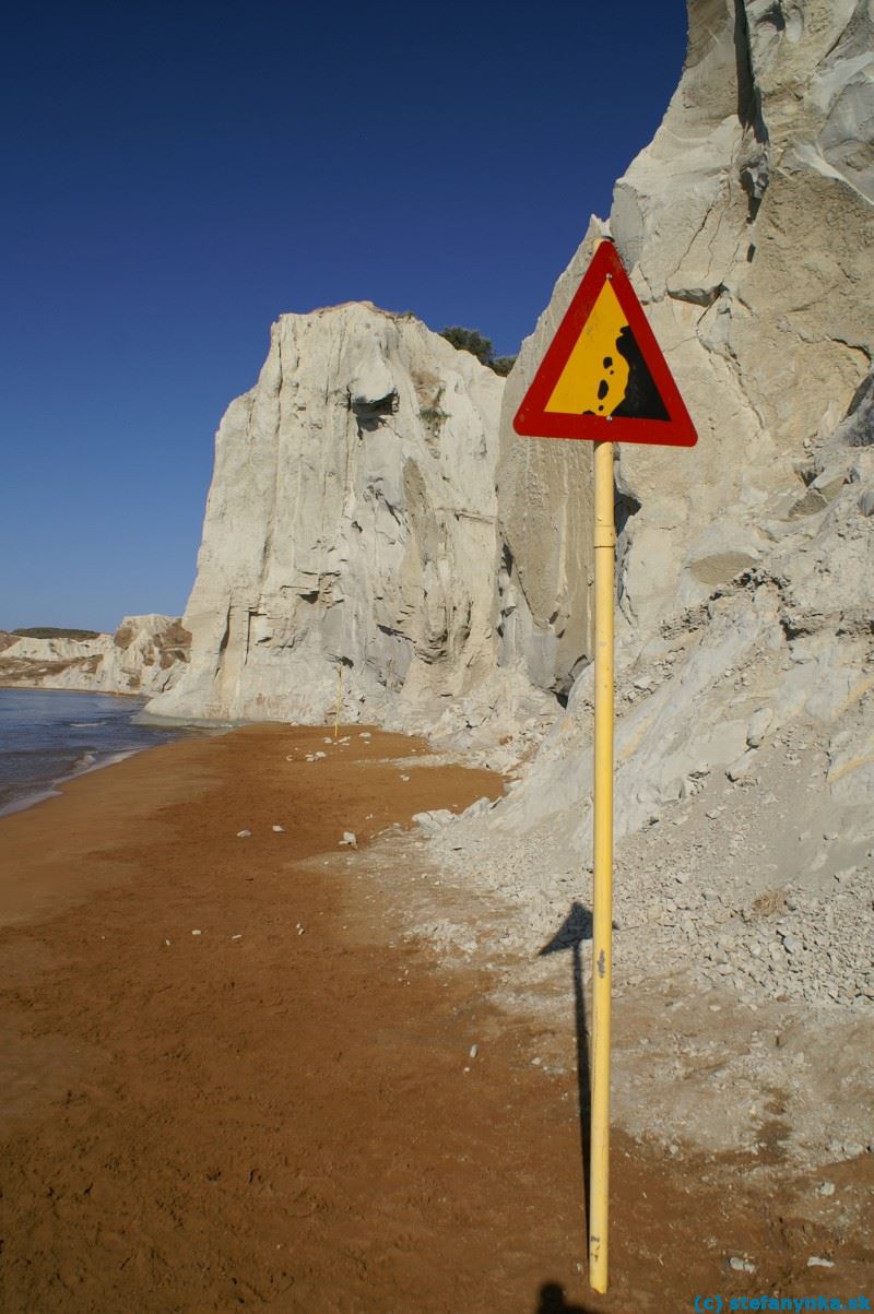 Pláž Xi, Kefalónia. Musím povedať, že tvar útesov na pláži Xi už celkom nezodpovedal tomu zobrazenému na značke