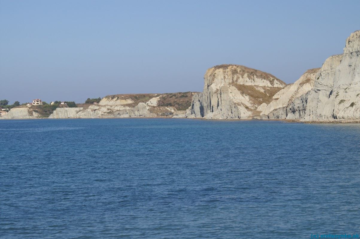 Pláž Xi, Kefalónia. Pohľad od výbežku na západe pláže Xi smerom na Kounopetru