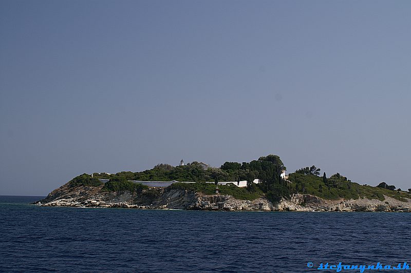 Paxos. Ostrovček pred prístavom Gaios (toto je ten druhý od prístavu Gaios - foto z plavby na Korfu)