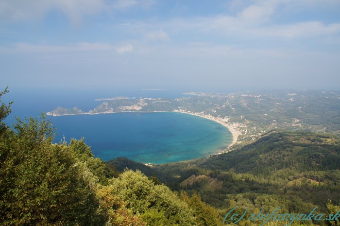 Korfu, záliv Agios Georgios severný z vyhliadky cestou do Paleokastritsi