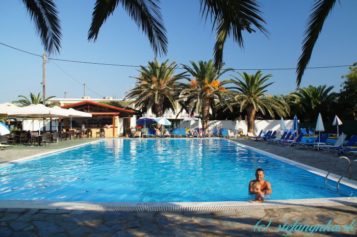 Hotel Alkyon Beach, Korfu. Bazén a bar