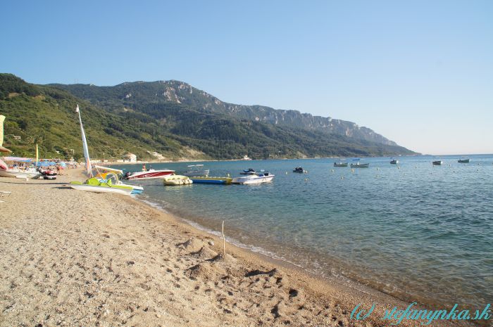 Hotel Alkyon Beach, Korfu - pohľad na juh a vodný raj v popredí
