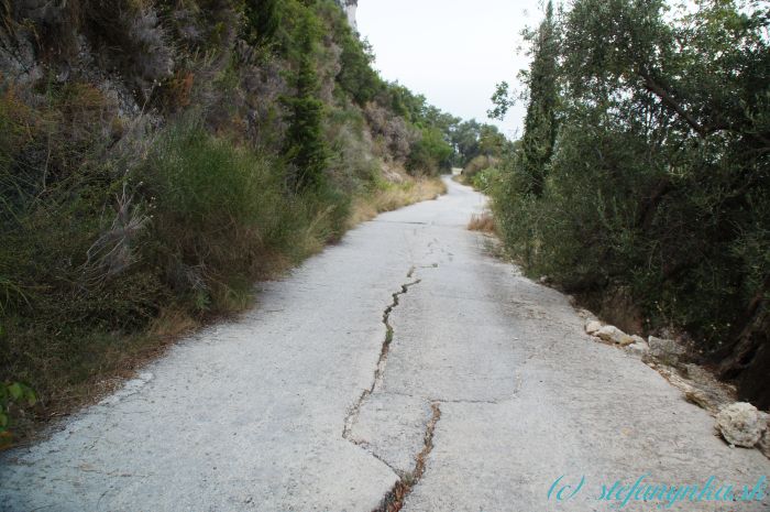 Kalderimi, Agios georgios ton Pagi, Korfu. Betónová cesta vedúca ku Kalderimi (pohľad naspäť)