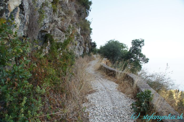Kalderimi, Agios georgios ton Pagi, Korfu. Stopy po biku svedčia, že sa to dá. Dolu bol takýto štrk, hore betón