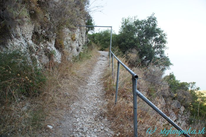 Kalderimi, Agios georgios ton Pagi, Korfu. Tu sa prepadla ešte nedávno časť cesty. Toto je výsledok opravy.