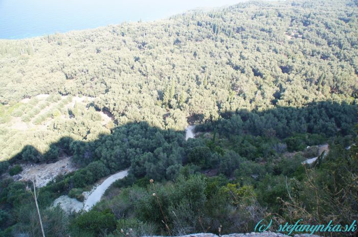 Kalderimi, Agios georgios ton Pagi, Korfu. Príjazdová betónová cesta pod Kalderimi