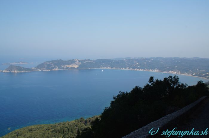 Pohľad z Kalderimi na zátoku pri severnom Agios Georgios. Vľavo v tej zníženine Porto Timoni a vpravo asi 1 cm od kraja sa nachádzal hotel Alkyon Beach 