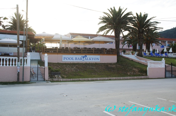 Agios Georgios north, hotel Alkyon Beach z pláže