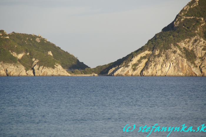 Agios Georgios north. Pohľad na Porto Timoni teleobjektívom