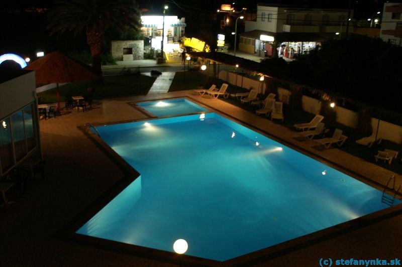 Hotel Blue Jay Beach. Nočný bazén