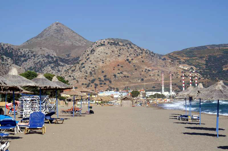 Pláž pred hotelom Santa Marina - pohľad smerom na elektráreň