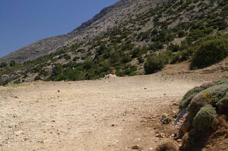 Kréta, Planina Nida - odbočka chodníka na Psiloritis. V zákrute bola na skale namalovaná žltá šipka (pozri nasledujúci obrázok)