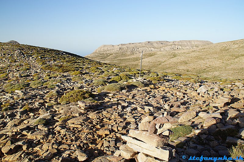 Výstup na Psiloritis. Pohľad od sedla Laggos na juh. Vľavo trčí jeden z vrcholov Mavri.