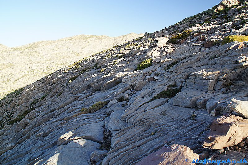 Výstup na Psiloritis. Nad sedlom Laggos. Tie nezreteľné kopce v pozadí, približne v strede fotky, sú z okolia Psiloritisu.