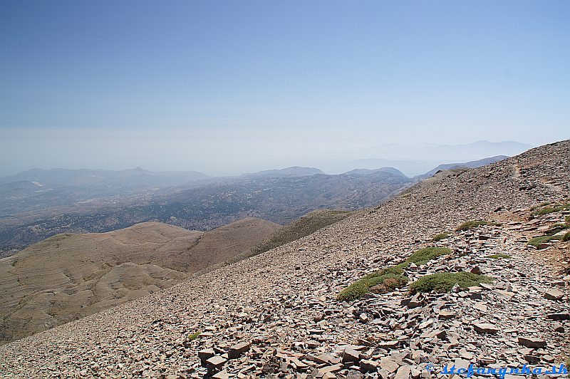 Psiloritis. V ľavej tretine horizontu vidno vrch Stroumboulas (špicatá pyramína, pred Heraklionom) a vpravo  je pohorie Dikti