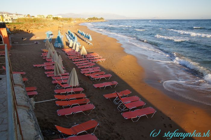 Hotel Agelia Beach, Sfakaki - pláž. Tie červené lehátka patrili k hotelu, tie modré boli od susedného hotela (dali sa prenajať)