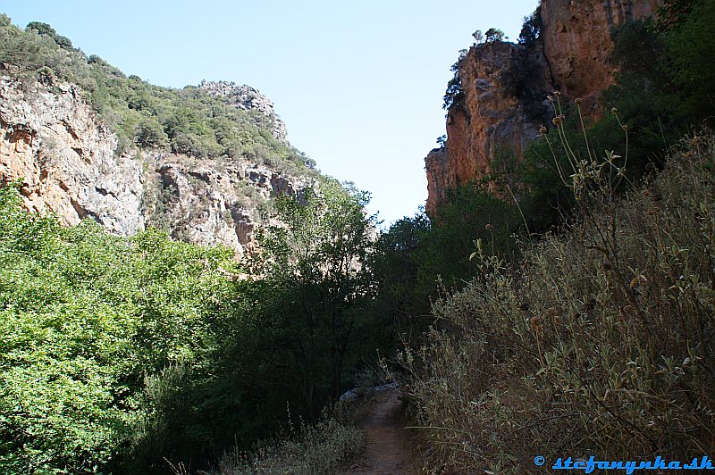 Patsos gorge (Agios Antonios), Kréta. Vpravo hore vyhliadka