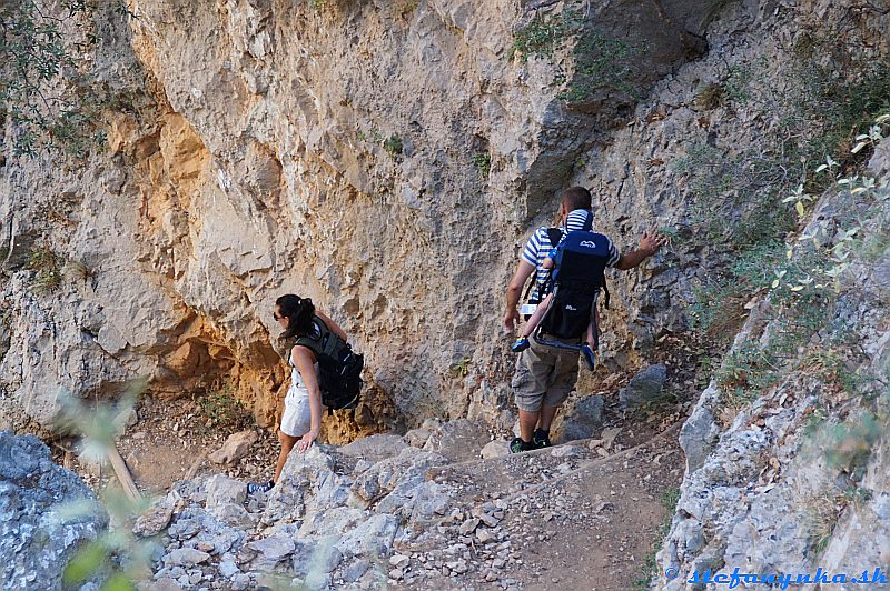 Patsos gorge (Agios Antonios), Kréta. Od amfiteátra k mostíku do rokliny