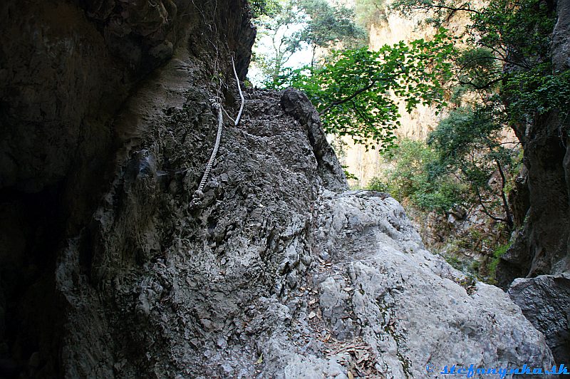 Patsos gorge (Agios Antonios), Kréta. Občas špagátiky vystriedalo aj skutočné lano. Najmä, ak bolo potrebné obísť nejaký zavodnený bazénik