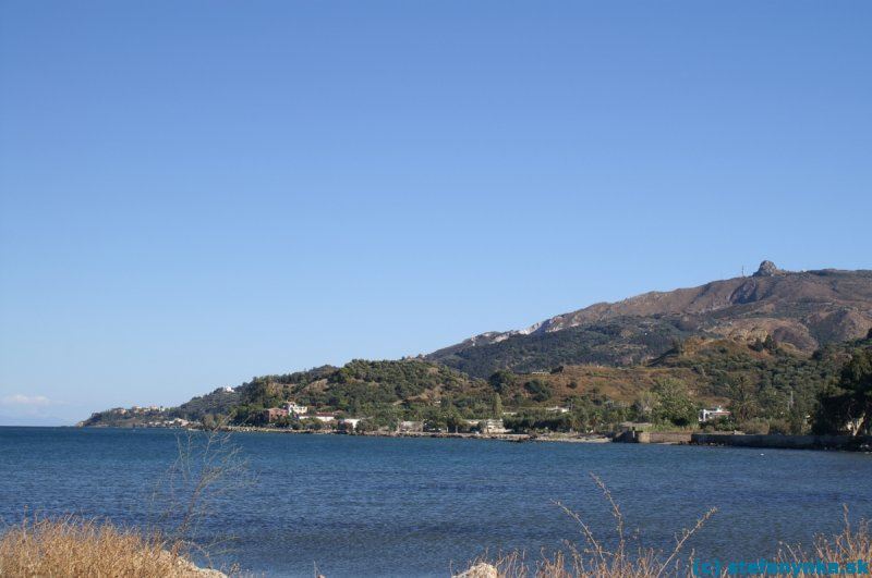 Pohľad z prístavu Zakyntos na stredisko Argassi (vľavo). V pozadí bradavka Skoposu