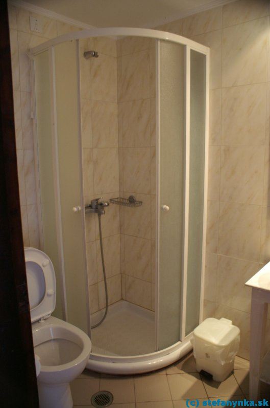 Kúpelňa (sprchový kút) a WC hotela Locanda, Zakyntos. 