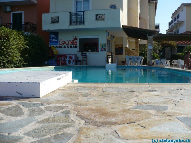 Zakyntos, hotel Locanda - bazén od pláže
