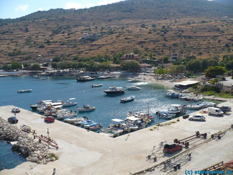 Prístav Agios Nikolaos na severe ostrova Zakyntos, odkiaľ sa poriadajú lodné výlety k pláži s vrakom Navagio a do modrých jaskýň (blue caves)